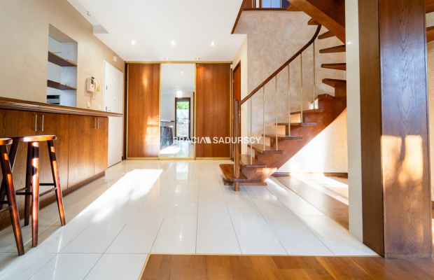 Dom na Woli Justowskiej, garaż na 2 samochody.