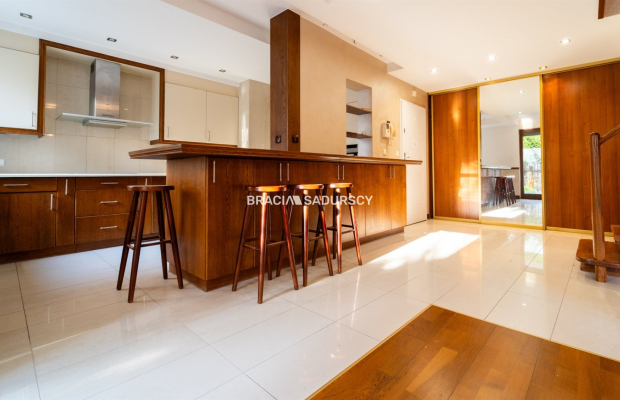 Dom na Woli Justowskiej, garaż na 2 samochody.