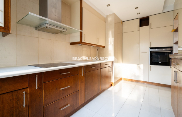 Dom na Woli Justowskiej, garaż na 2 samochody.