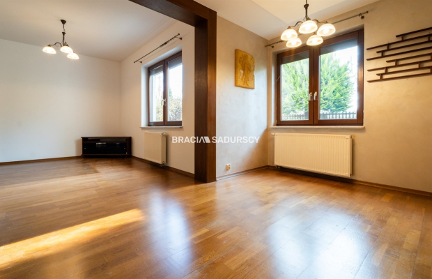 Dom na Woli Justowskiej, garaż na 2 samochody.