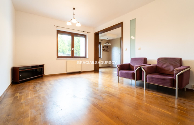 Dom na Woli Justowskiej, garaż na 2 samochody.