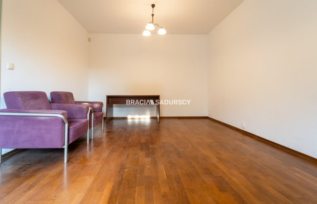 Dom na Woli Justowskiej, garaż na 2 samochody.