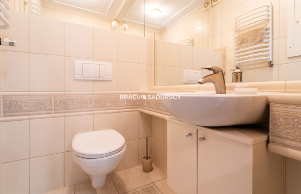 Dom na Woli Justowskiej, garaż na 2 samochody.