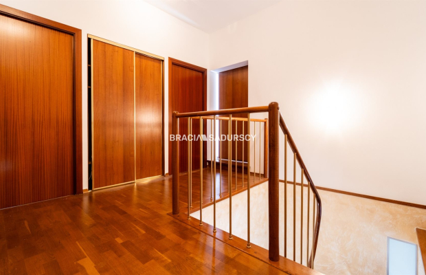 Dom na Woli Justowskiej, garaż na 2 samochody.