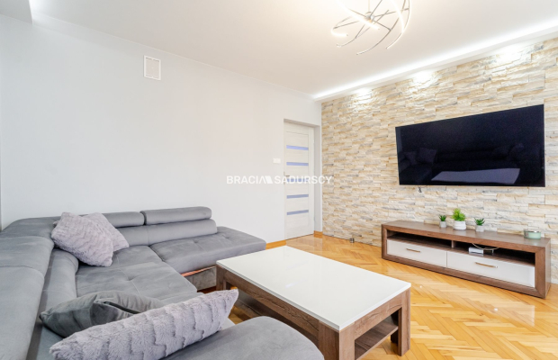  ATRAKCYJNY DOM W ZNAKOMITEJ LOKALIZACJI 