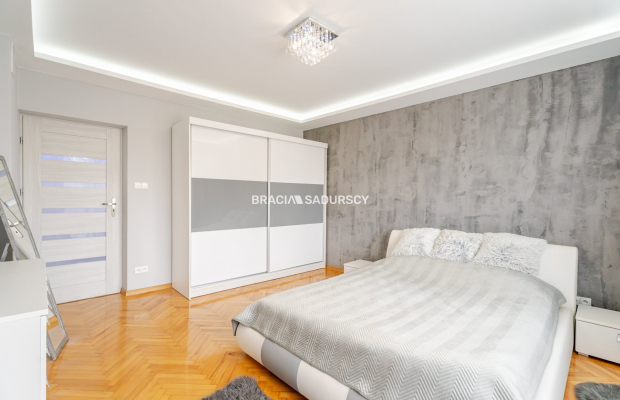  ATRAKCYJNY DOM W ZNAKOMITEJ LOKALIZACJI 