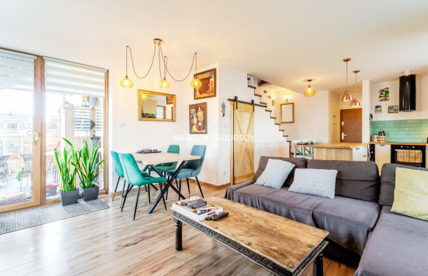 Połowa bliźniaka ze sporym ogródkiem.