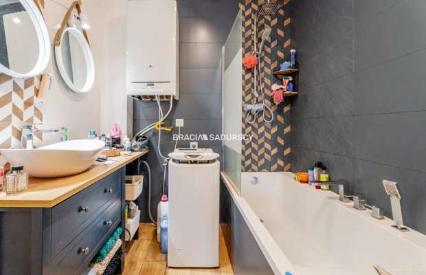 Połowa bliźniaka ze sporym ogródkiem.