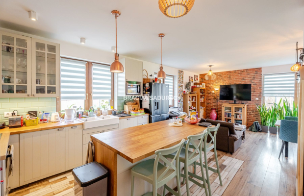 Połowa bliźniaka ze sporym ogródkiem.