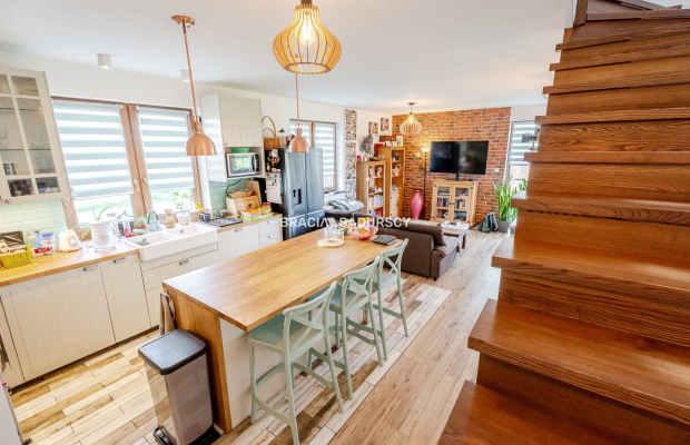 Połowa bliźniaka ze sporym ogródkiem.