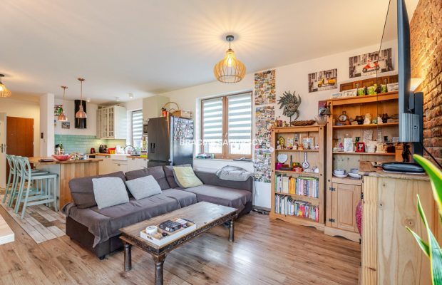 Połowa bliźniaka ze sporym ogródkiem.