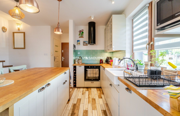 Połowa bliźniaka ze sporym ogródkiem.