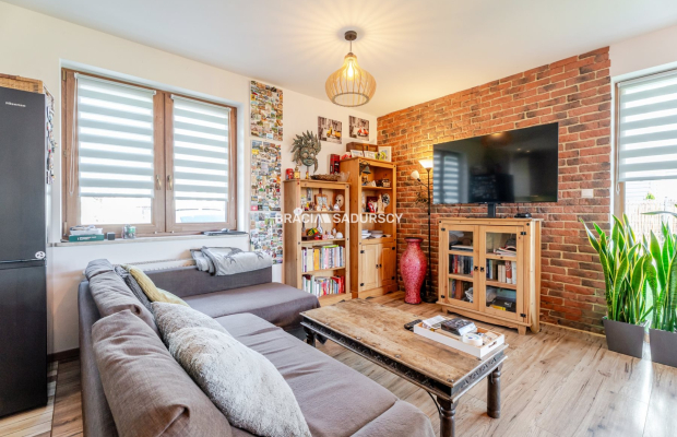 Połowa bliźniaka ze sporym ogródkiem.