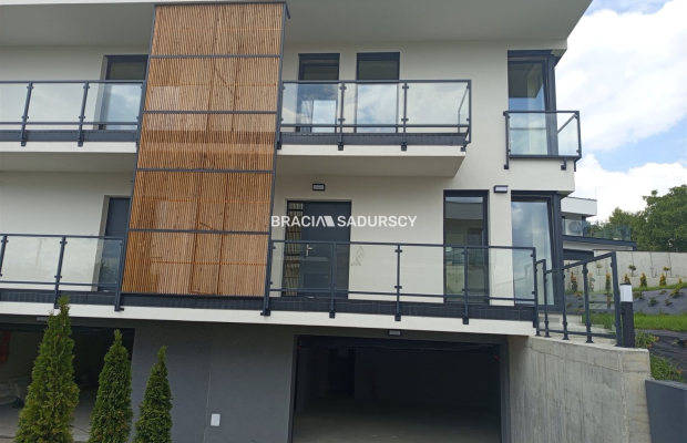 Nowoczesny dom w zielonej okolicy