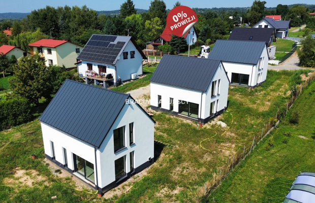 Nowe domy w sąsiedztwie terenów zielonych / Ujazd