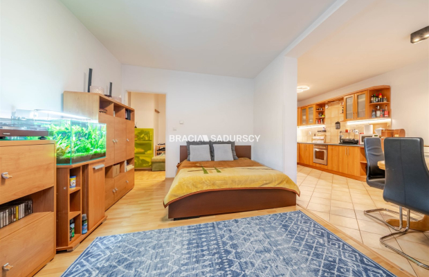 Sprzedam, duża kuchnia, 2-pok z balkonem 