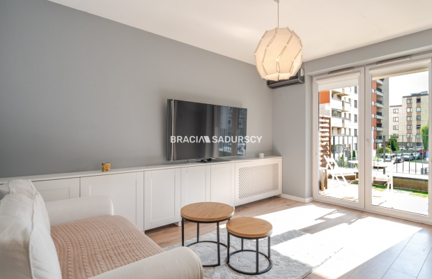 Komfortowo urządzone mieszkanie (taras i parking)