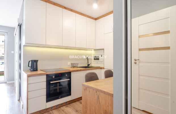 Komfortowo urządzone mieszkanie (taras i parking)