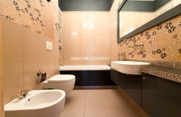 Przestronne 106m przy Rynku, ochrona 24/7, parking