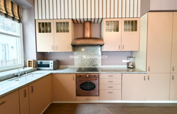 Przestronne 106m przy Rynku, ochrona 24/7, parking