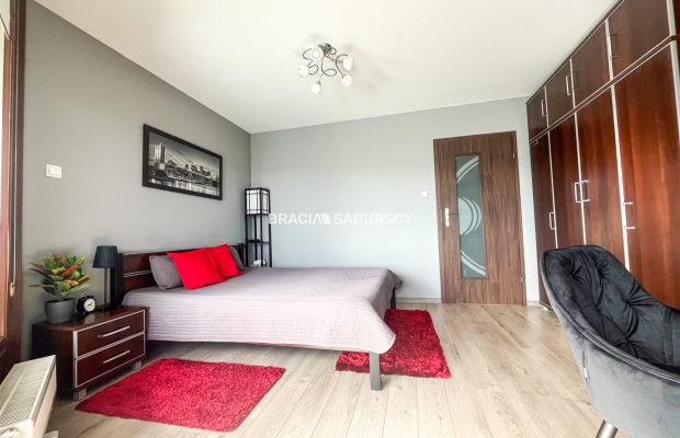 3 pok. oddzielne sypialnie, 2 balkony + duży salon