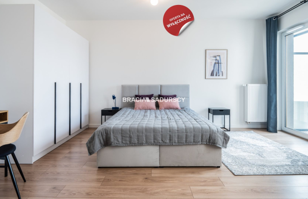 Nowoczesny apartament z balkonem i parkingiem.