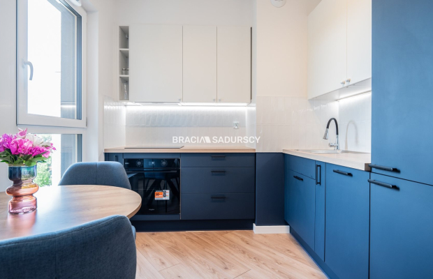 Nowoczesny apartament z balkonem i parkingiem.