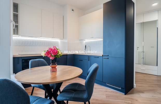Nowoczesny apartament z balkonem i parkingiem.