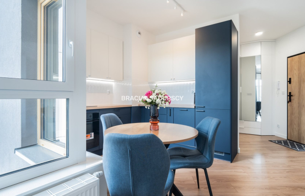 Nowoczesny apartament z balkonem i parkingiem.