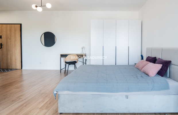 Nowoczesny apartament z balkonem i parkingiem.