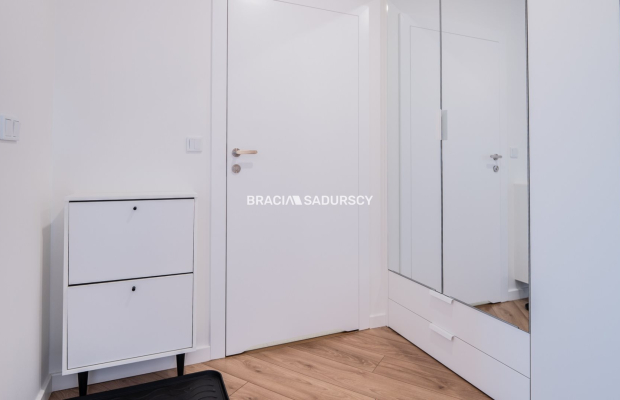 Nowoczesny apartament z balkonem i parkingiem.