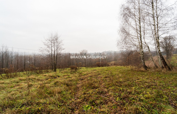 PODSTOLICE - GMINA WIELICZKA   
 
Oferujemy do sprzedaży przepięknie położoną , na terenie pełnym zieleni działkę o powierzchni