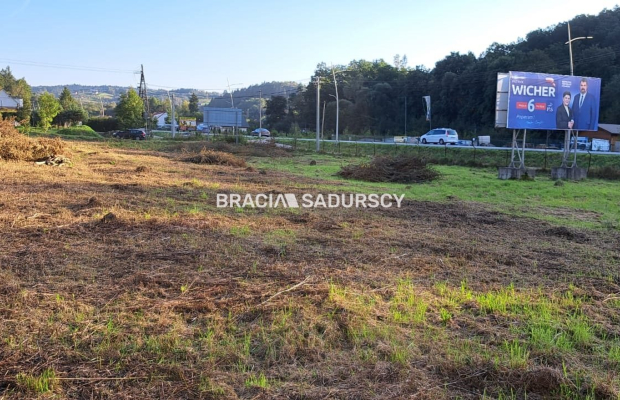 Działka pod usługi lub zabudowe jednorodzinną