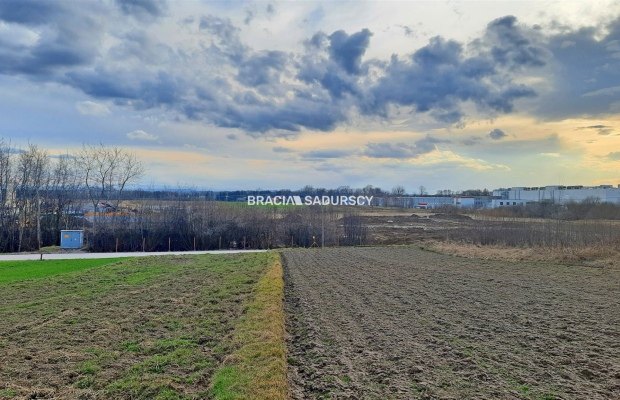 Działka produkcyjno – usługowa w Morawicy