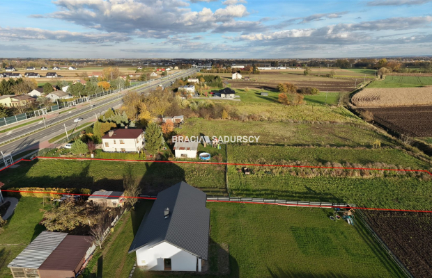 Oferujemy do sprzedaży działkę budowlano‑rolną o łącznej powierzchni 2029 m² (w tym ok. 900 m2 budowlanej) położoną bezpośredni