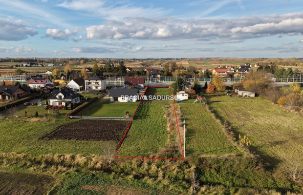 Oferujemy do sprzedaży działkę budowlano‑rolną o łącznej powierzchni 2029 m² (w tym ok. 900 m2 budowlanej) położoną bezpośredni