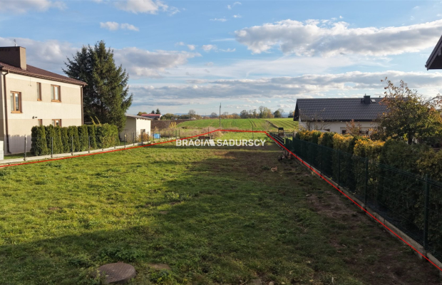 Oferujemy do sprzedaży działkę budowlano‑rolną o łącznej powierzchni 2029 m² (w tym ok. 900 m2 budowlanej) położoną bezpośredni