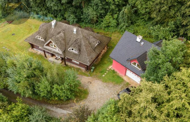 Dom z wejściem do lasu...