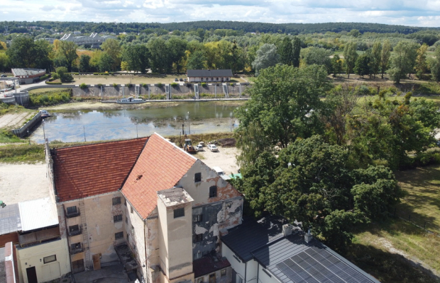 Budynek "Spichlerza" ul. 6 sierpnia w Puławach.