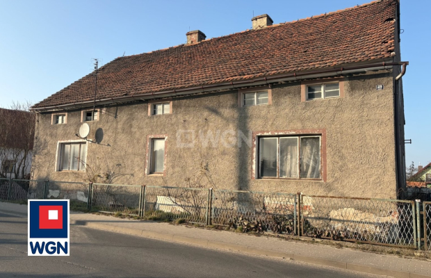 Trzebnice, gmina Chocianów, dom do remontu, 279 m2, działka z zabudowaniami gospodarczymi, 1 255 m2, sprzedam, cena 249 900 zł.