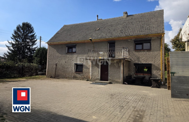 Dom z dużą działką w spokojnej okolicy Okmiany, gm. Chojnów  
  
Na sprzedaż przestronny dom z lat 70., położony w cichej i mal