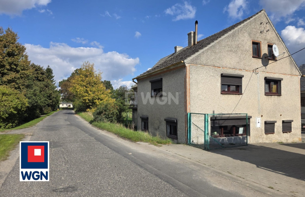 Dom z dużą działką w spokojnej okolicy Okmiany, gm. Chojnów  
  
Na sprzedaż przestronny dom z lat 70., położony w cichej i mal