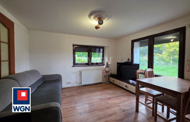 Dom z dużą działką w spokojnej okolicy Okmiany, gm. Chojnów  
  
Na sprzedaż przestronny dom z lat 70., położony w cichej i mal