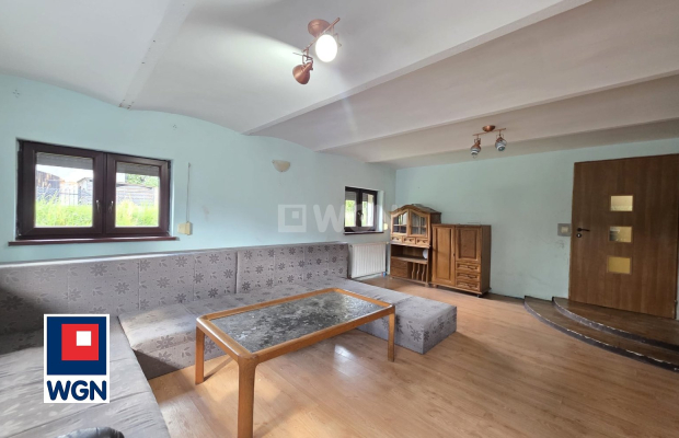 Dom z dużą działką w spokojnej okolicy Okmiany, gm. Chojnów  
  
Na sprzedaż przestronny dom z lat 70., położony w cichej i mal