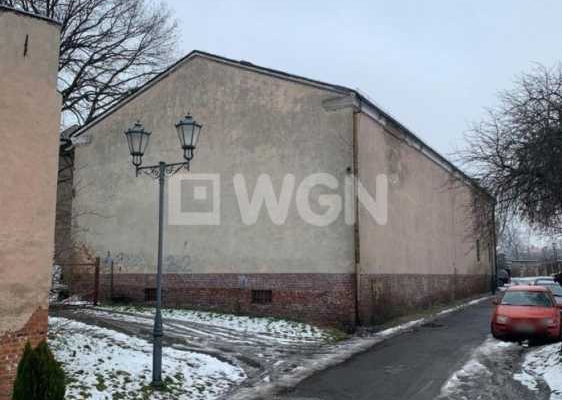Kożuchów, lokal, 400 m2, sprzedam, 420 000 zł.  
  
Na sprzedaż budynek kina Uciecha położony w centrum miasta.  
Nieruchomość 