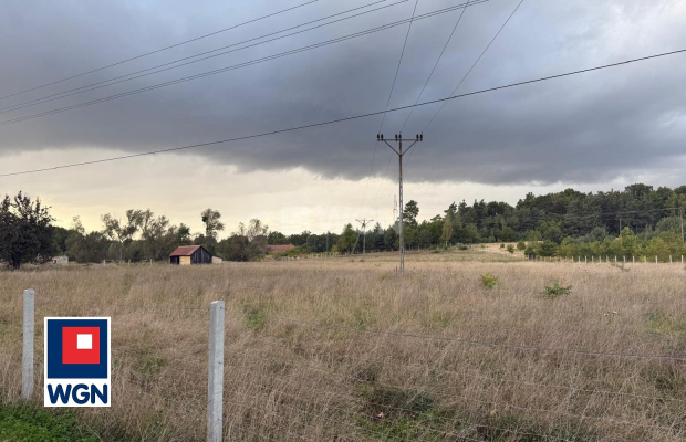 Ostaszów, działka 14200 m2, dom 120 m2, sprzedam, cena 499000 zł.  
  
Przedmiotem sprzedaży jest działka z lekkim nachyleniem 