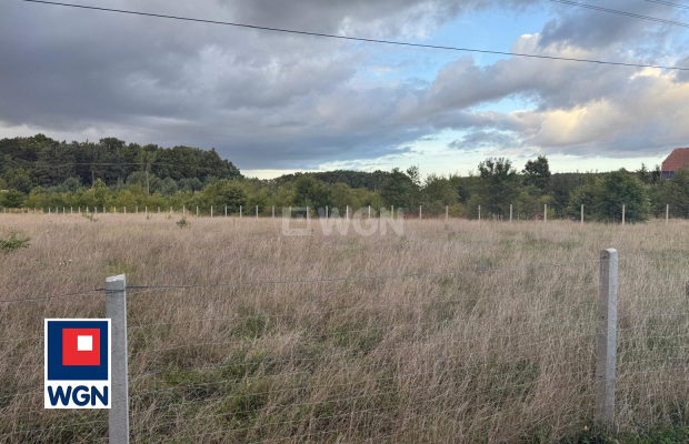 Ostaszów, działka 14200 m2, dom 120 m2, sprzedam, cena 499000 zł.  
  
Przedmiotem sprzedaży jest działka z lekkim nachyleniem 