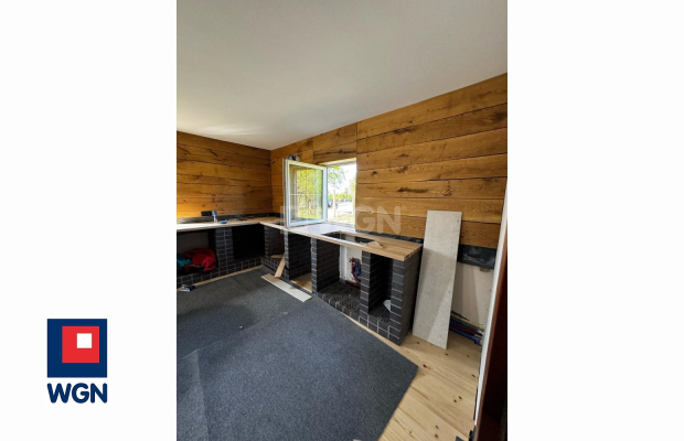 Ostaszów, działka 14200 m2, dom 120 m2, sprzedam, cena 499000 zł.  
  
Przedmiotem sprzedaży jest działka z lekkim nachyleniem 