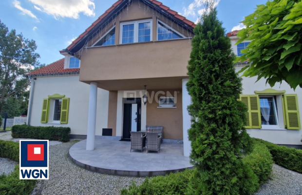 Szprotawa, dom 280 m2, 12 pokoi, działka 3666 m2, cena 1 650 000 zł, sprzedam.  
  
WGN Nieruchomości oferuje atrakcyjną nieruc
