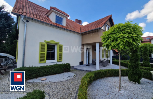 Szprotawa, dom 280 m2, 12 pokoi, działka 3666 m2, cena 1 650 000 zł, sprzedam.  
  
WGN Nieruchomości oferuje atrakcyjną nieruc